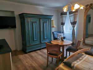 salon ze stołem i zieloną szafką w obiekcie Hotel Austria w mieście Bad Hofgastein