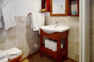 a bathroom with a sink and a mirror and towels at Casa De La Eterna Primavera in San Bartolomé de Tirajana +14 photos
