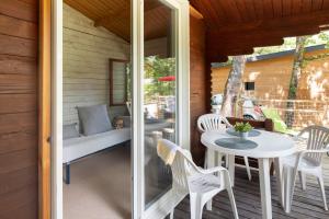 Camping les Lacs d'Armagnac的阳台或露台