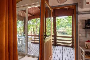 Camping les Lacs d'Armagnac的阳台或露台