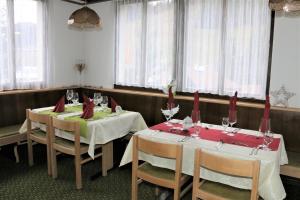 Restoran või mõni muu söögikoht majutusasutuses Hotel Péz Ault