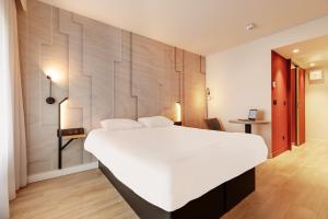 Postel nebo postele na pokoji v ubytování B&B HOTEL Lille Lillenium Eurasanté + 37 fotografií