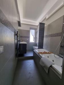 duża łazienka z wanną i umywalką w obiekcie Raggio di sole w mieście Napoli