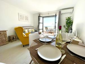 Posedenie v ubytovaní Dona Lola Miriam - Nice duplex 1 bedroom apartment with open sea views close to restaurants and bars between Marbella and Fuengirola - Costa del Sol - CS166
