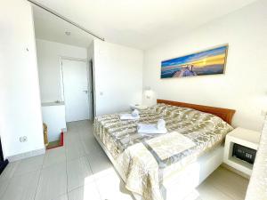 Posteľ alebo postele v izbe v ubytovaní Dona Lola Miriam - Nice duplex 1 bedroom apartment with open sea views close to restaurants and bars between Marbella and Fuengirola - Costa del Sol - CS166