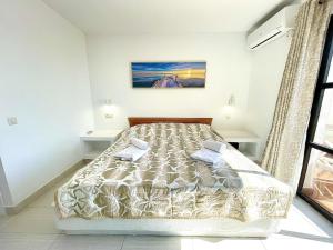 Posteľ alebo postele v izbe v ubytovaní Dona Lola Miriam - Nice duplex 1 bedroom apartment with open sea views close to restaurants and bars between Marbella and Fuengirola - Costa del Sol - CS166