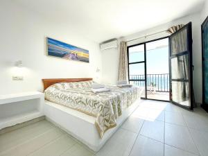 Posteľ alebo postele v izbe v ubytovaní Dona Lola Miriam - Nice duplex 1 bedroom apartment with open sea views close to restaurants and bars between Marbella and Fuengirola - Costa del Sol - CS166