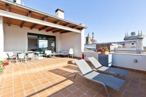バルセロナにあるOla Living Merceの屋上のパティオ(椅子、テーブル付)