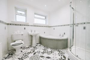 y baño con bañera, aseo y lavamanos. en Norton Village View By Horizon Stays, en Stockton-on-Tees