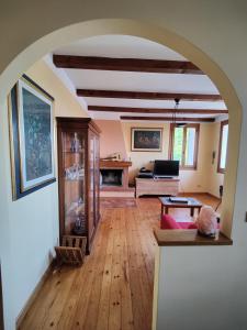 un arco en una habitación con sala de estar en Casa Vacanze Monte Villa en Pieve di Soligo