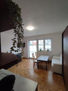 - un salon avec une table et un canapé dans l'établissement Tempel-inn Klosterstraße, à Haselünne