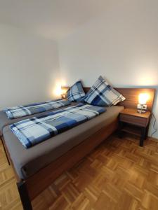 Postel nebo postele na pokoji v ubytování Tempel-inn Klosterstraße