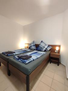 - une chambre avec un lit doté d'oreillers bleus dans l'établissement Tempel-inn Klosterstraße, à Haselünne