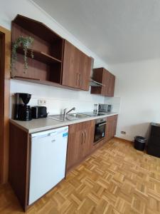 Kuchyň nebo kuchyňský kout v ubytování Tempel-inn Klosterstraße