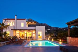 The swimming pool at or close to Villa Amaranthus- Private Pool- Jacuzzi- mini Golf