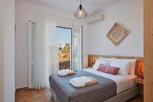 A bed or beds in a room at Villa Amaranthus- Private Pool- Jacuzzi- mini Golf