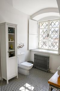 een badkamer met een toilet en een raam bij Beautiful 2bed apartment in the centre of Varazdin in Varaždin