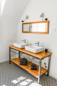 een badkamer met 2 wastafels en een spiegel bij Beautiful 2bed apartment in the centre of Varazdin in Varaždin