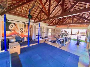 un gimnasio con cintas de correr y equipos de ejercicio en un edificio en Condomínio Mediterranee Residence por Be My Guest, en Aquiraz
