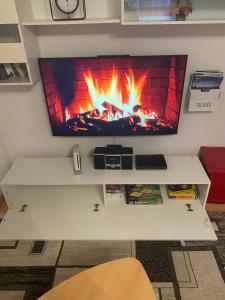 En TV eller et underholdningssystem på Haus Zeichner 2 Zimmer Ferienwohnung