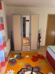 Haus Zeichner 2 Zimmer Ferienwohnung في فيلدبرج: غرفة نوم مع مرآة وسجادة
