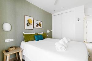 a bedroom with two beds with towels at Casa Brasil - 1ª Linea Playa con Parking Incluido in Cádiz