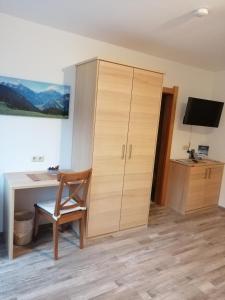 een kamer met een bureau en een kast bij Haus Florian in Mayrhofen