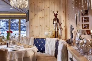 a dining room with a table and a christmas decorations at Hotel Schönruh in Gerlos