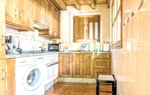 Η κουζίνα ή μικρή κουζίνα στο Holiday home in rural area with mountain view in Trescares