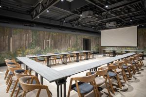 een grote vergaderzaal met een lange tafel en stoelen bij Hotel Royal Prague in Praag