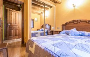 una camera con un grande letto e una porta in legno di 3 bedrooms house with city view enclosed garden and wifi at Trescares a Trescares