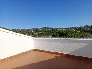 A general mountain view or a mountain view taken from A villát