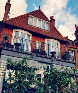 una casa con un balcón en el lateral. en The Wayfarer, Robin Hoods Bay, en Whitby