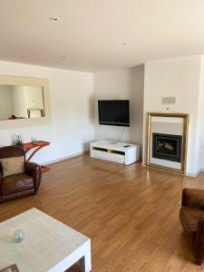 un soggiorno con tv e camino di Charming Villa in São Miguel do Prado with Private Pool a Prado
