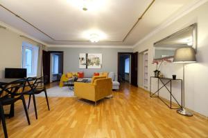 Posezení v ubytování Tallinn City Apartments - 2 bedroom on Old Town main street Viru