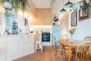 a kitchen and dining room with a table and chairs at Stylish 2 Bedroom Flat with a Private Sauna in Finchley