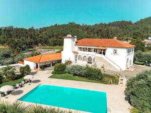 an aerial view of a house with a swimming pool at Quinta do Convento de Val Pereiras - Turismo de Habitação in Ponte de Lima