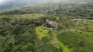 eine Luftansicht eines Hauses inmitten eines Waldes in der Unterkunft Rosewood Manor in Botiyatenna