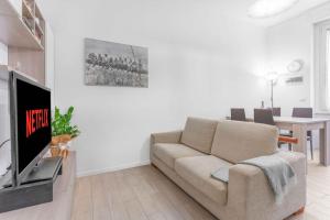 a living room with a couch and a tv at ELLE Boutique [Milano-Lissone-Monza] in Lissone