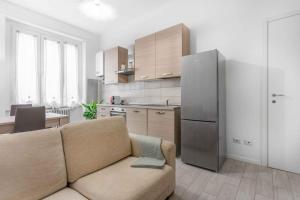 a living room with a couch and a kitchen at ELLE Boutique [Milano-Lissone-Monza] in Lissone