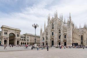 eine große Kathedrale mit Leuten, die davor stehen in der Unterkunft ELLE Boutique [Milano-Lissone-Monza] in Lissone