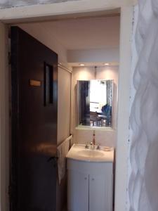 a bathroom with a sink and a mirror at Exte Maitena in Balneario Claromecó