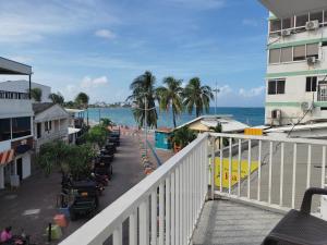 uma varanda com vista para a praia e para o oceano em Emily place 1 y 2 em San Andrés