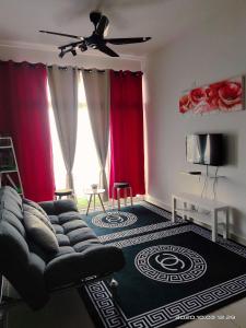 Ένα ή περισσότερα κρεβάτια σε δωμάτιο στο HOMESTAY NazIPOH Meru