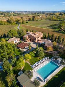 una vista aérea de una finca con piscina en Borgo San Vincenzo en Montepulciano