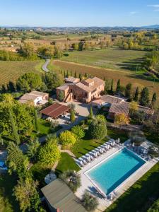 Bazén v ubytování Borgo San Vincenzo nebo v jeho okolí