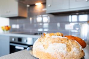 Copley的住宿－H C property - Burnlea Cottage，厨房里的柜台上放着一根面包