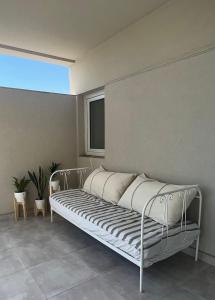 1 dormitorio con 1 cama en una habitación con ventana en Departamento a metros del parque 3ro C en Tandil