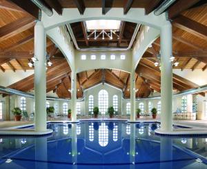 een zwembad in een gebouw met een houten plafond bij Hammock Beach Golf Resort & Spa in Palm Coast