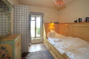 um quarto com uma cama grande e uma janela em Wood Quay - A truly unique, seafront experience! em Carlingford